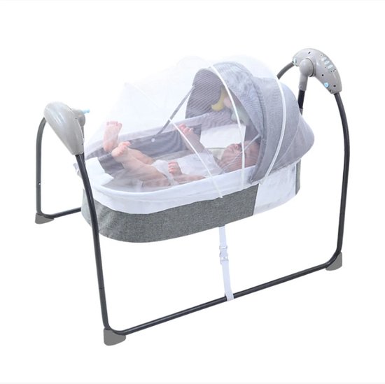 Baby in grijze en witte wieg met muskietennet, met de voetjes zichtbaar.