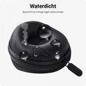 Zwart, rond horlogedoosje met waterdruppels op de buitenkant.