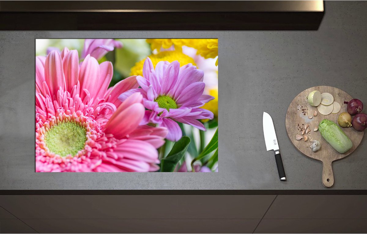 Inductieplaat Beschermer - Close-up van Gekleurde Roze Bloemen - 75x55 cm - 2 mm Dik - Inductie Beschermer - Bescherming Inductiekookplaat - Kookplaat Beschermer van Zwart Vinyl