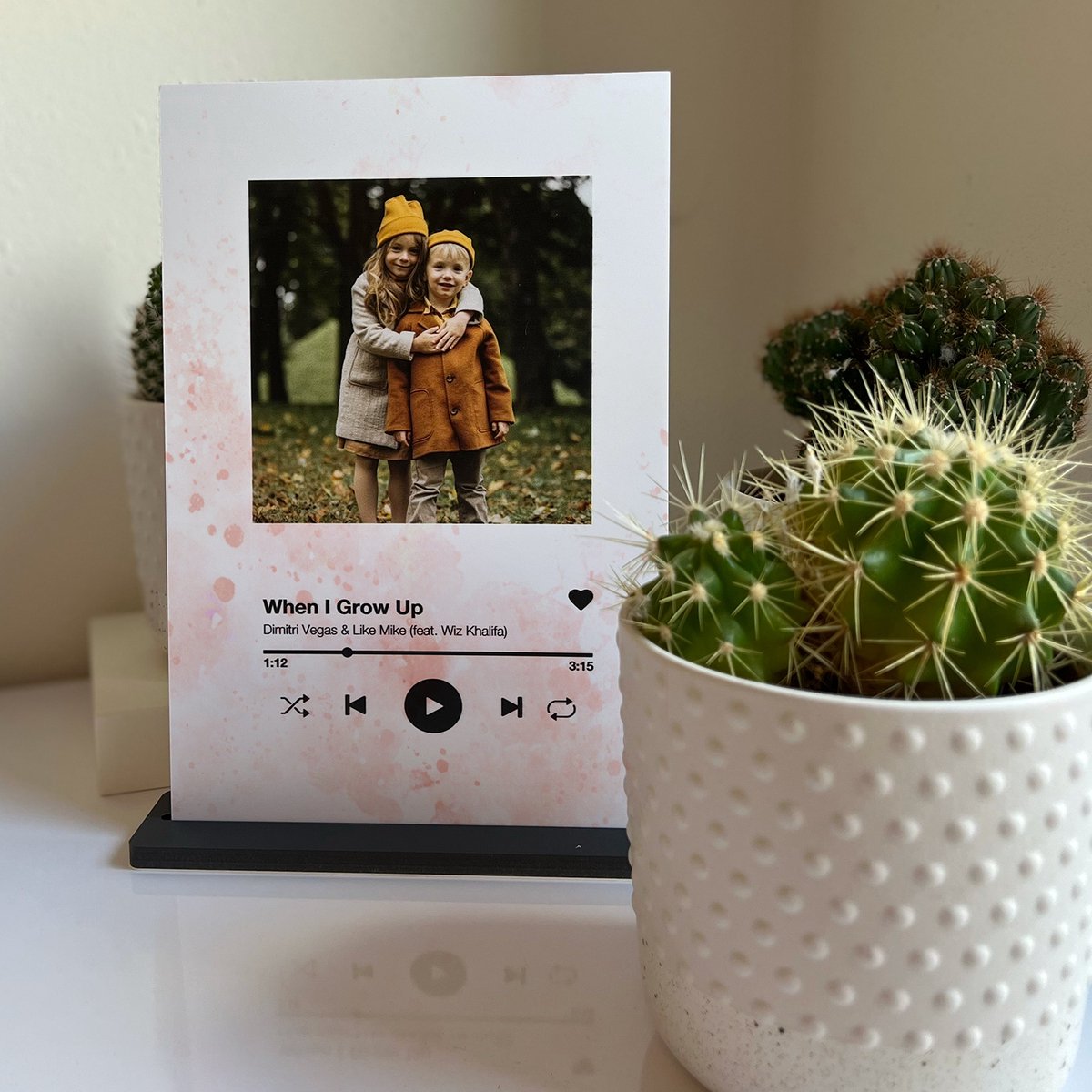 SpotiFrame - Spotify Kunststof plaat Wit/rood inclusief standaard - 30x20cm - Gepersonaliseerd met foto en tekst