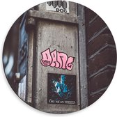 Dibond Wandcirkel - Roze Graffitiletters op Paal - 50x50cm Foto op Aluminium Wandcirkel (met ophangsysteem)