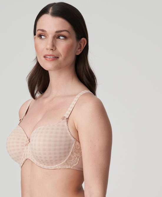 Model in een nude voorgevormde beugel bh met ruitjespatroon, kant aan de zijkant en strikje middenvoor.