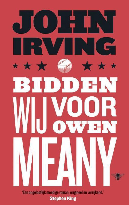 Boekomslag met rode achtergrond, titel "Bidden wij voor Owen Meany" in witte en zwarte letters, sterren en een honkbal.
