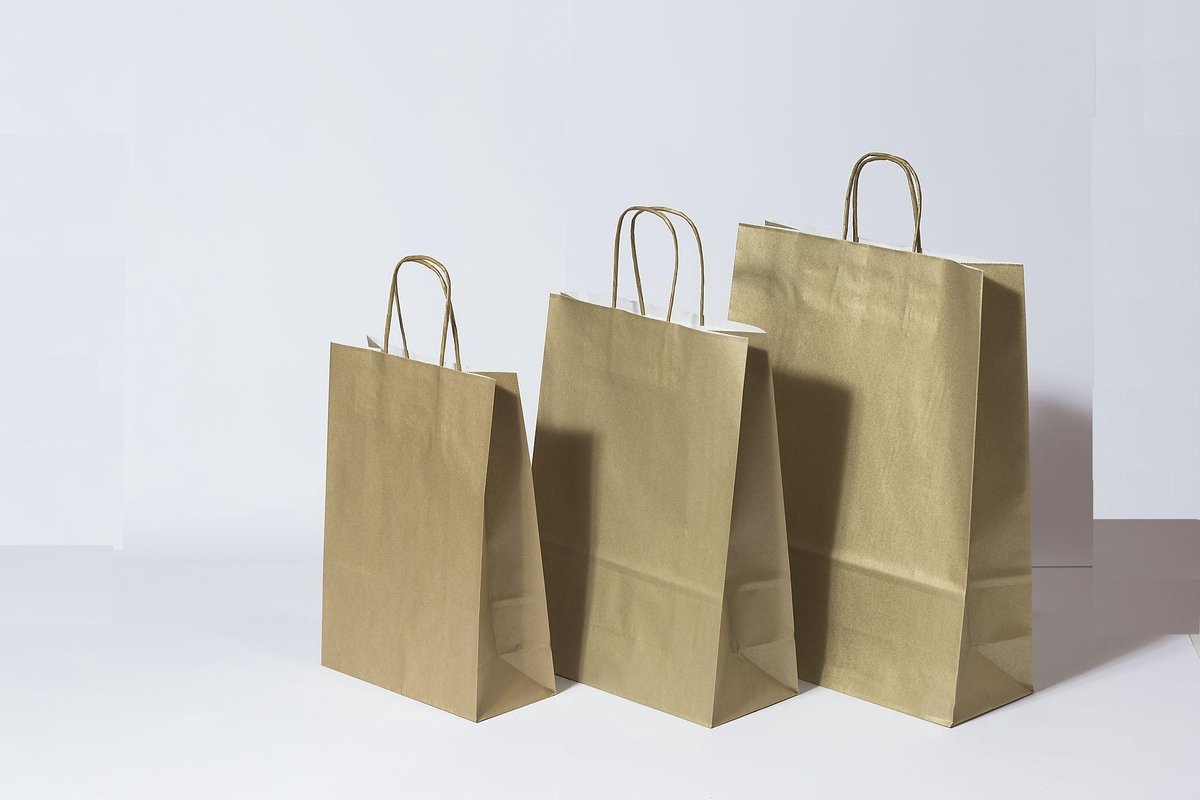 Draagtassen Papier Goud 18+8x22cm Kraft Papier 90 grams (50 stuks)
