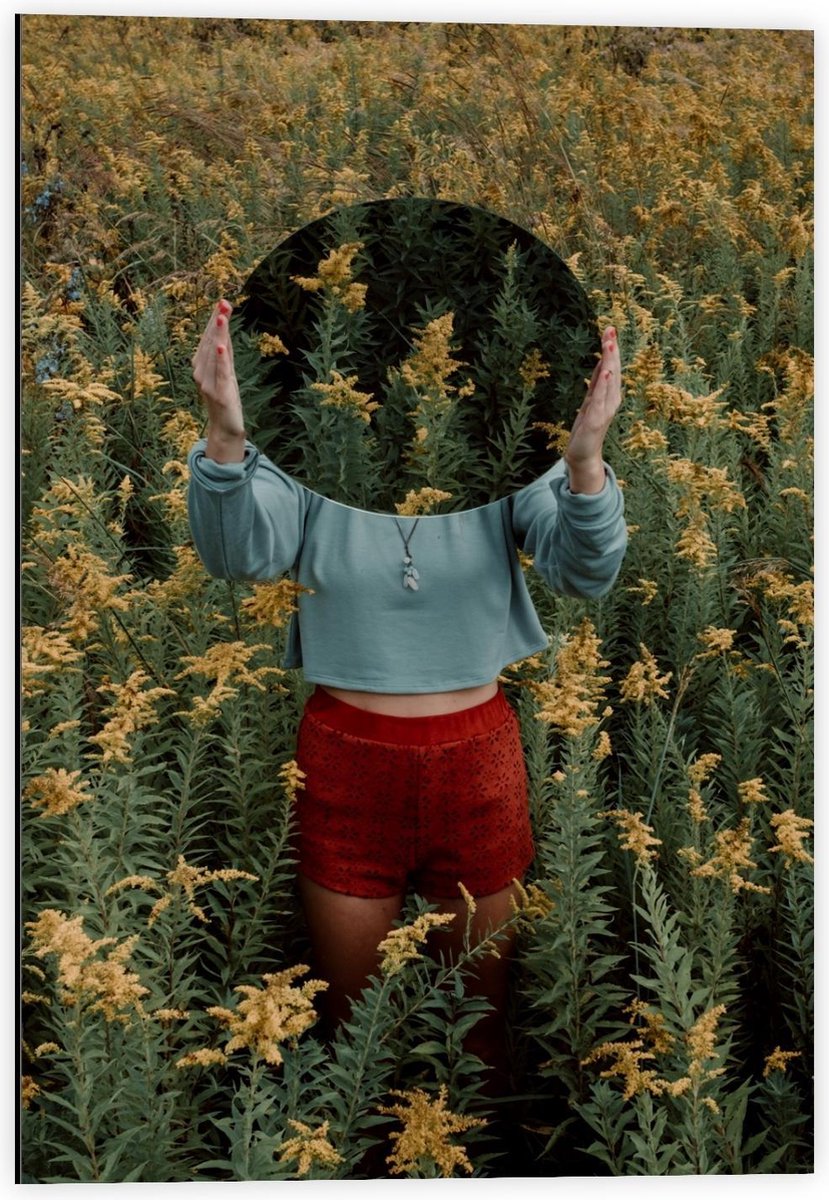 Dibond - Vrouw met Spiegel in Bloemenveld - 40x60cm Foto op Aluminium (Wanddecoratie van m