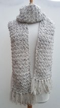 Handgemaakte warme lange sjaal in wit / grijs gemeleerd met franjes, gehaakt