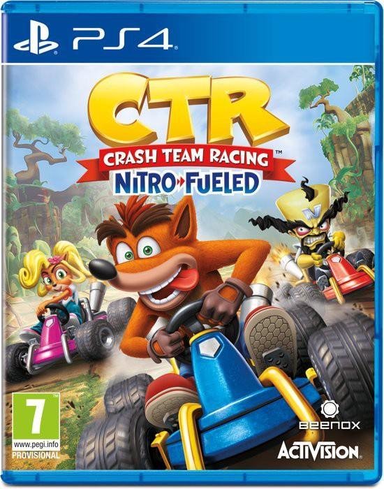 Crash Bandicoot racet in een kart, achtervolgd door Dr. Cortex en Coco Bandicoot in Crash Team Racing Nitro-Fueled op PS4.