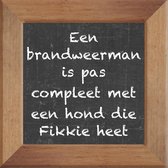 Wijsheden op krijtbord tegel over Werk met spreuk :Een brandweerman is pas compleet met een hond die Fikkie heet