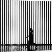 Dibond - Silhouet Vrouw voor Gestreepte Muur  - 80x80cm Foto op Aluminium (Wanddecoratie van metaal)