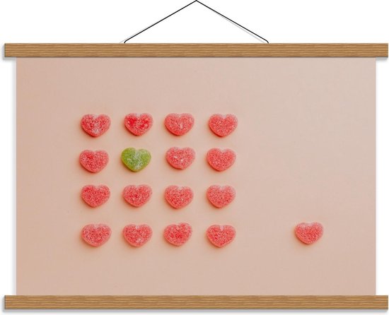 Schoolplaat – Rode Hartvormige Snoepjes met Buitenstaander - 60x40cm Foto op Textielposter (Wanddecoratie op Schoolplaat)