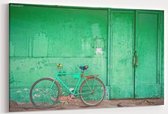 Schilderij - Oude fiets die tegen muur leunt — 90x60 cm