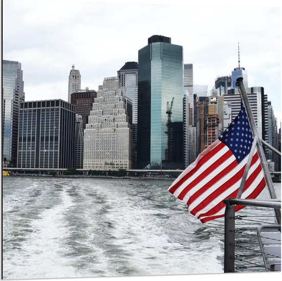 Dibond - Amerikaanse Vlag voor Gebouwen - 80x80cm Foto op Aluminium (Wanddecoratie van metaal)