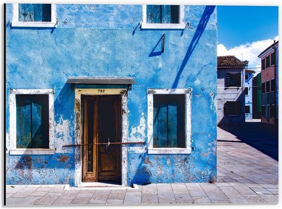 Dibond - Blauw Huis met Houten Deur in Dorp - 40x30cm Foto op Aluminium (Met Ophangsysteem)