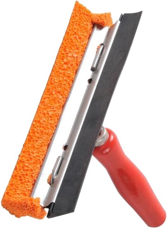 Raamtrekker met oranje spons, zwarte wisser en rood houten handvat.