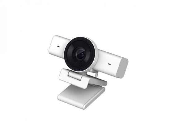 Webcam Razer blanche avec objectif réglable et support, gros plan.