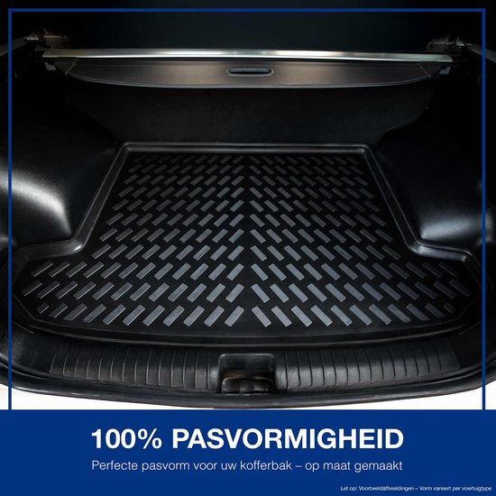 Zwarte, op maat gemaakte kofferbakmat met patroon en hoge rand, geplaatst in een auto.