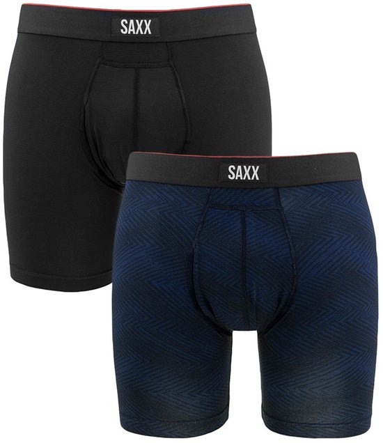 Twee boxershorts van SAXX: een zwarte en een donkerblauwe met zigzag-patroon.