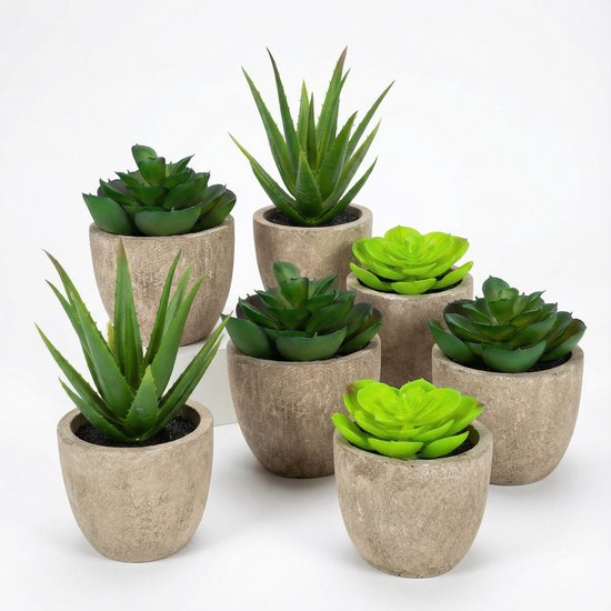 Zes kunstvetplanten in grijze potten op een witte achtergrond.