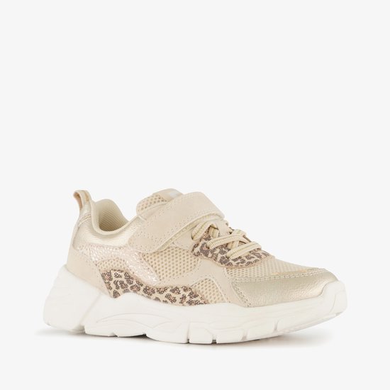Beige en gouden sneaker met panterprint details, mesh en klittenbandsluiting.