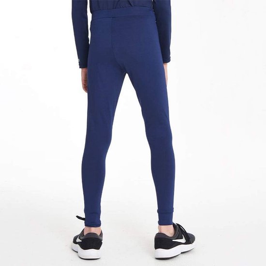 Achterkant van een blauwe thermolegging voor kinderen, gedragen door een model met sportschoenen.