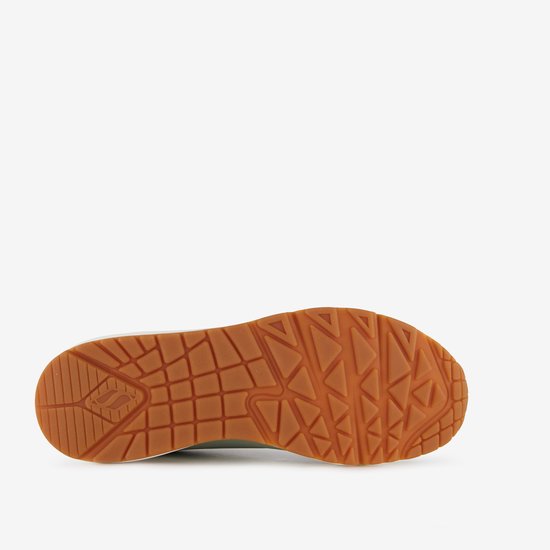 Onderkant van een lichtgroene Skechers Uno sneaker met bruine zool en ruitpatroon.