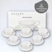 Zes witte Bavary theekopjes met schotels gerangschikt op een witte achtergrond.