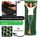 Vrouw op groene slaapmat met ingebouwd hoofdkussen. 3D ondersteuning voor natuurlijke houding.