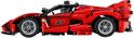 Zijaanzicht van de rode LEGO Technic Ferrari FXX K raceauto.