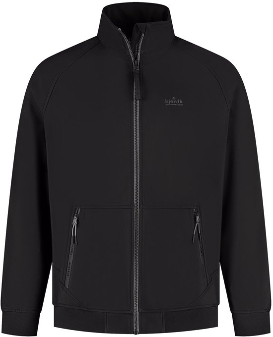 Zwarte Kjelvik outdoorjas met rits en geborduurd logo op de borst.