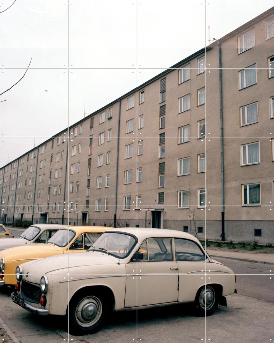 IXXI Three Cars Gdansk 1986, Teun Voeten - 80 x 100 cm - Gratis ophangtool - Grote wanddecoratie en posters - Fotografie, Vintage, Mancave, Woonkamer