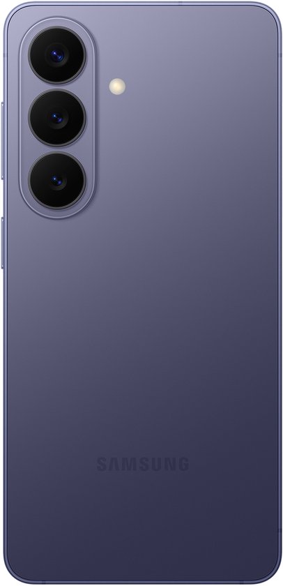Achterkant van een Samsung Galaxy S26+ telefoon in kobaltviolet, met drie camera's en het Samsung logo.