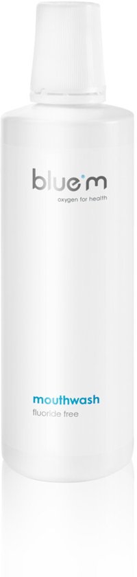 Witte fles mondwater met blauwe tekst 'mouthwash fluoride free'.