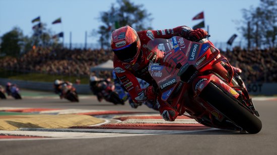Coureur in rood pak op rode Ducati motor, scherpe bocht op circuit, publiek op tribunes.