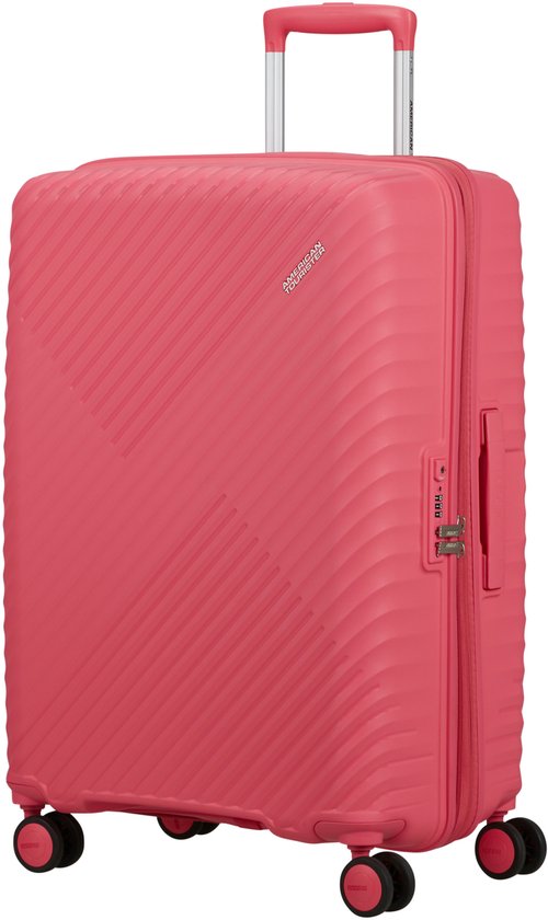Roze American Tourister koffer met schuine lijnen patroon, TSA-slot en vier wielen.