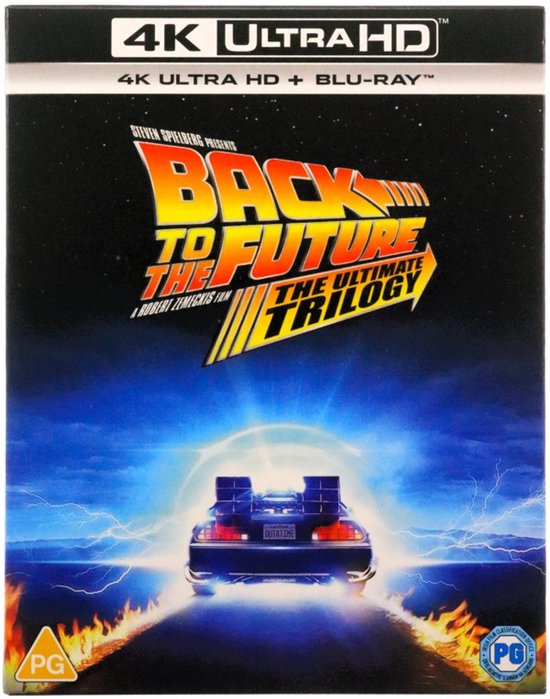 De 'Back to the Future: The Ultimate Trilogy' 4K UHD en Blu-Ray boxset met de iconische DeLorean auto op een vuurspoor, tegen een achtergrond van de ruimte en bliksem.