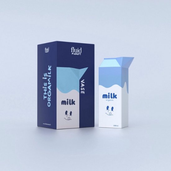 Twee Fluid Market producten: een blauwe doos met tekst en een wit melkpak met blauwe druppels en gezichtje.
