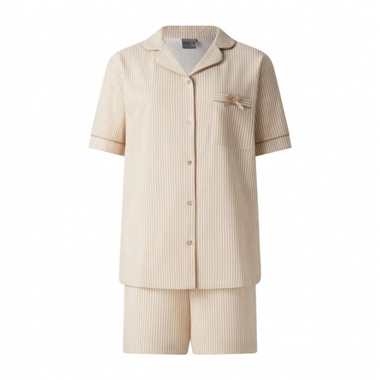 Beige gestreepte shortama met bruine biezen. Korte mouwen, doorknoop, inclusief short.