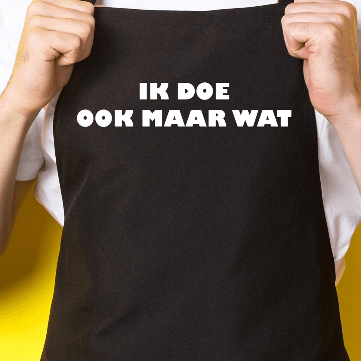 Zwart keukenschort / BBQ-schort met tekst | Ik doe ook maar wat | Katoen - One size - Verstelbaar - Wasbaar - Cadeau voor hem - Vaderdag - Gratis verzending - Cadeau voor Kerst & sinterklaas | Incl. 2 jaar garantie