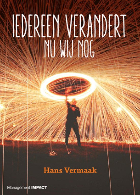 Een silhouet van een persoon die een lichtcirkel creëert met vuurwerk.