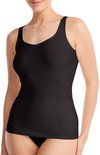 Zwarte singlet met een v-hals en brede bandjes, gedragen door een model.