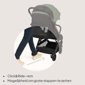 Groene en zwarte buggy met Click&Ride-rem, mogelijkheid om grote stappen te zetten.