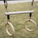 Houten trapeze met ringen aan touwen.