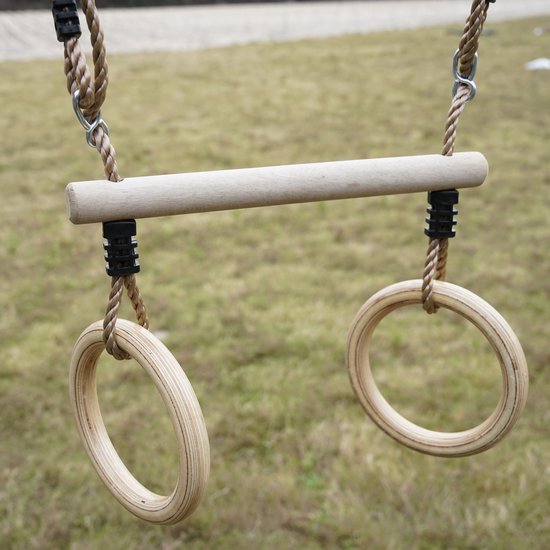 Houten trapeze met ringen aan touwen.