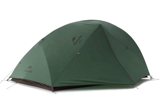 Dichtgeklede, groene tweepersoonstent met gele accenten. Geïsoleerde weergave.
