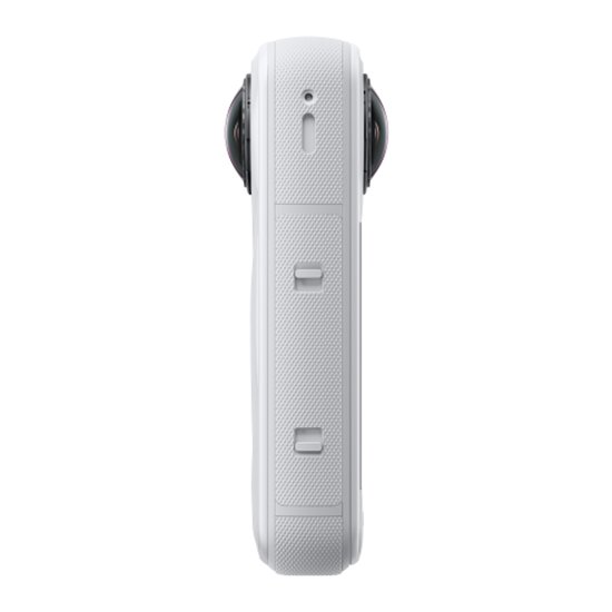 Witte Insta360 X5 action camera, zijaanzicht met textuur en knoppen.