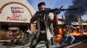 Man met wapen en militaire uitrusting voor een brandende winkel, Call of Duty: Black Ops 6.