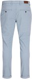 Lichtblauwe pantalon met subtiel ruitpatroon, twee achterzakken met knoopsluiting en omgeslagen broekspijpen.