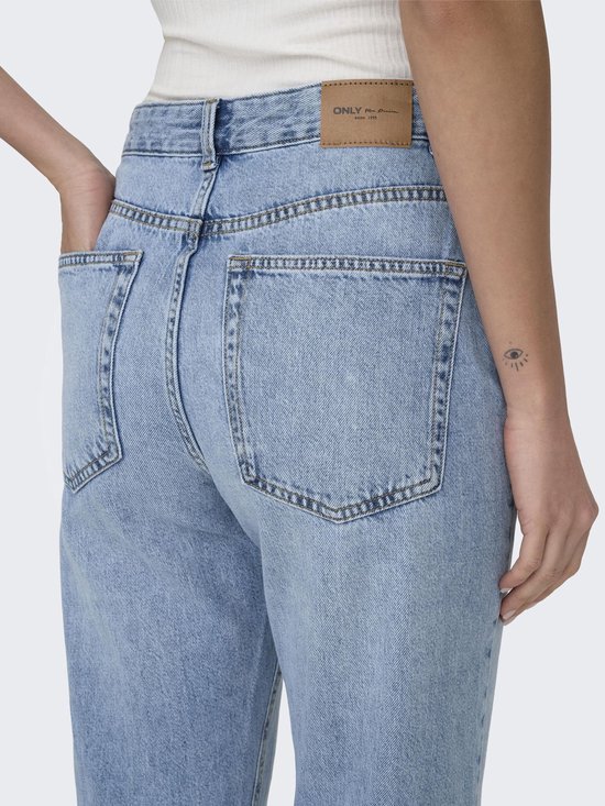 Close-up van de achterkant van een lichtblauwe straight leg jeans, met bruin "ONLY" label.
