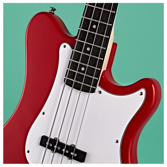 Close-up van een rode VISIONSTRING basgitaar, detail van de body, hals en toets.