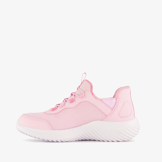 Roze Skechers Slip-ins sneaker met witte zool, vanaf de zijkant bekeken.